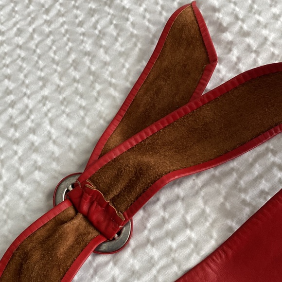 Ladies red vintage leather buckle adjustable 2” belt - Picture 3 of 3